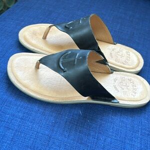 EUC- Black leather thong sandals by Sperry size 8